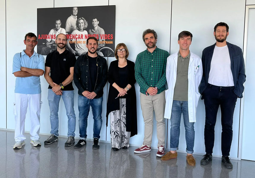 Personal del Instituto Guttmann y Joan Úbeda, tercero por la izquierda.